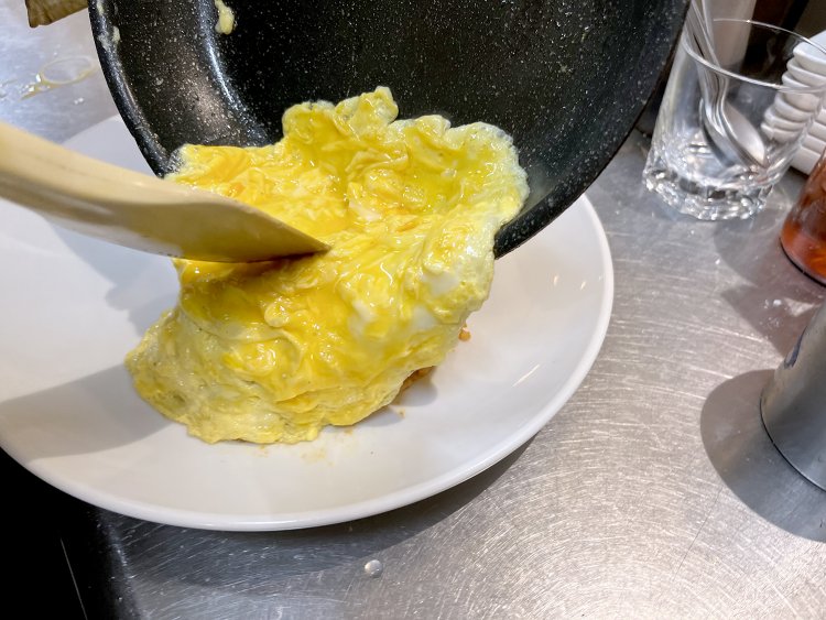 とろとろ卵をチキンライスの上にドーン！