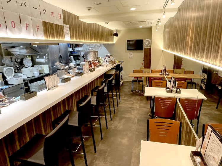 厨房からお客さんの反応を見られるのがいい、という樋口さん。