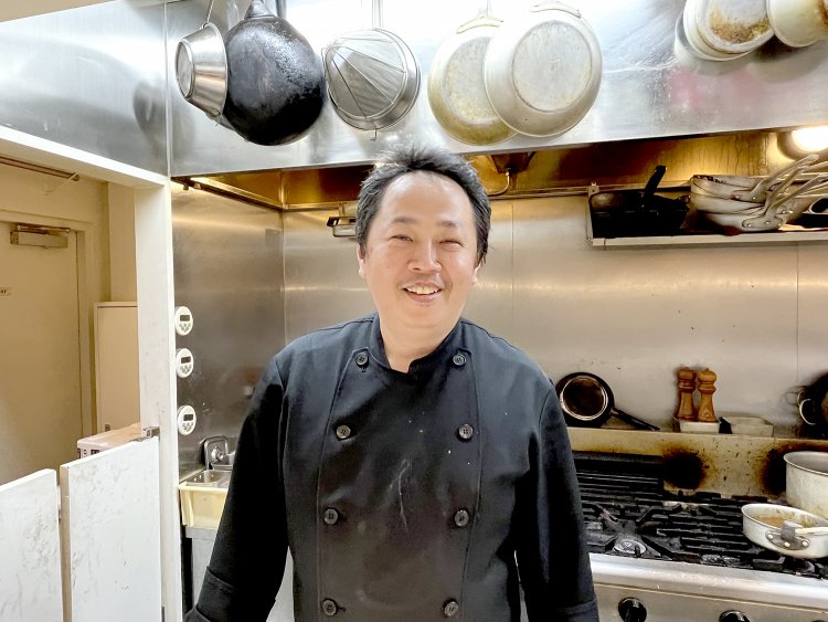 黙々と仕事をする合間に話を聞かせてくれたシェフの樋口さん。