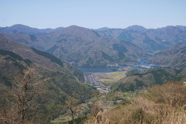 山頂の北側には丹沢湖や西丹沢の山々が見える。反対側の南側には足柄平野と相模湾の展望。