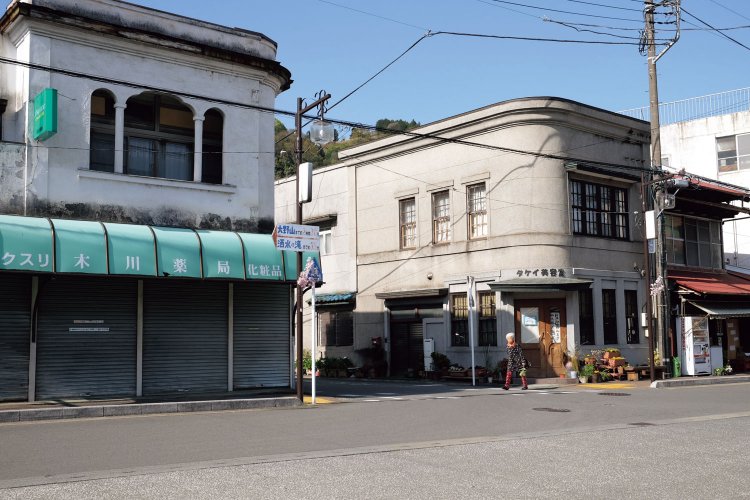 山北駅前には昭和の香りが漂う建物がけっこう残っている。昭和初期は東海道線の重要な駅だったので、街はにぎわっていた。
