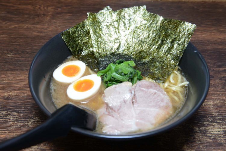 のり玉らーめん。らーめんはすべて細麺の替え玉100円ができる。