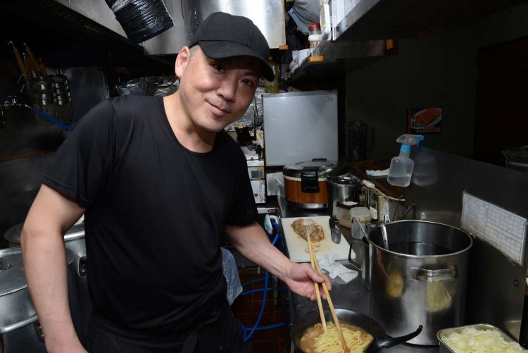 「8時間かけて炊いたスープが自慢です」と店長の黒坂寛幸さん。