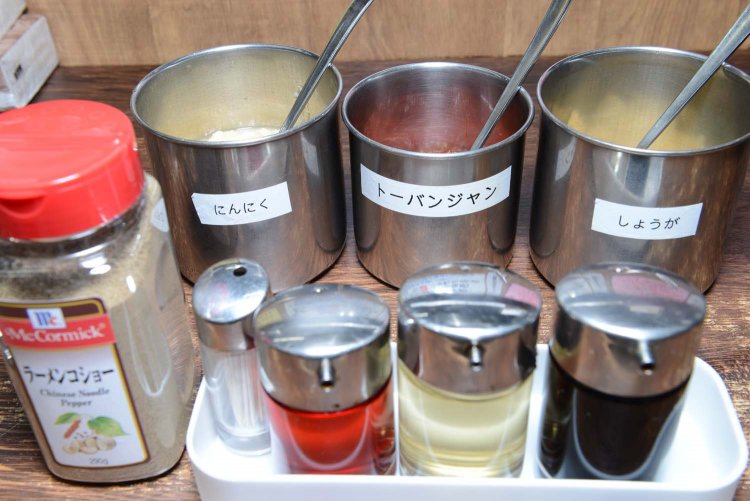卓上には調味料が充実しているので、自分好みに入れて味変を楽しもう。