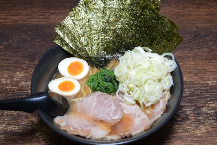 トッピング満載のスペシャルらーめん。