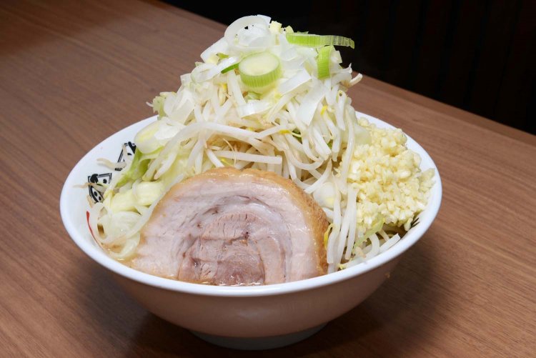 ヤサイ増し、ネギ、ニンニクを加えたらーめん。山盛り野菜が迫力満点。