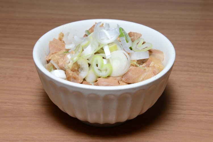 小丼に盛られた豚めし。これだけでもかなりのボリュームがある。