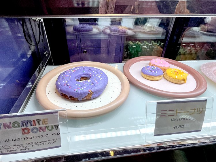 ヒット曲『Dynamite』にちなんだドーナツ。