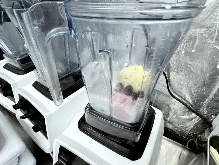 バニラアイス、イチゴアイス、ブルーベリー、ブルーベリーパウダー、牛乳、氷をミキサーにかける。