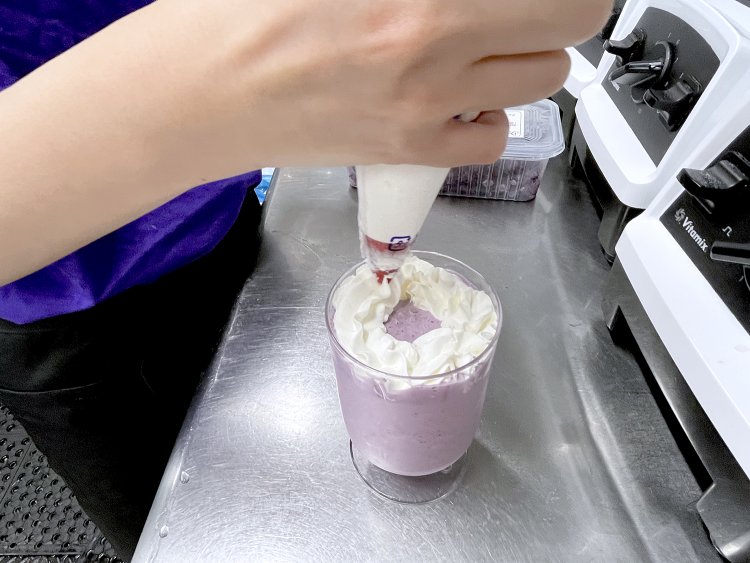 スムージーに、たっぷりとホイップクリームを乗せてデコレーションしたらできあがり。