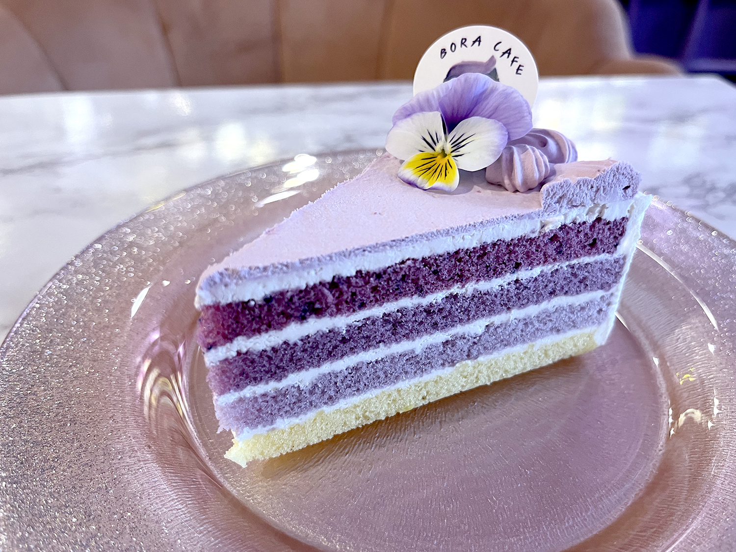 断面が美しいケーキ。上の濃い紫から少しずつ淡い色になっている。