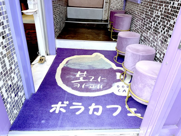 来店したら１階のイスで待つ。すぐに案内のスタッフが来てくれる。