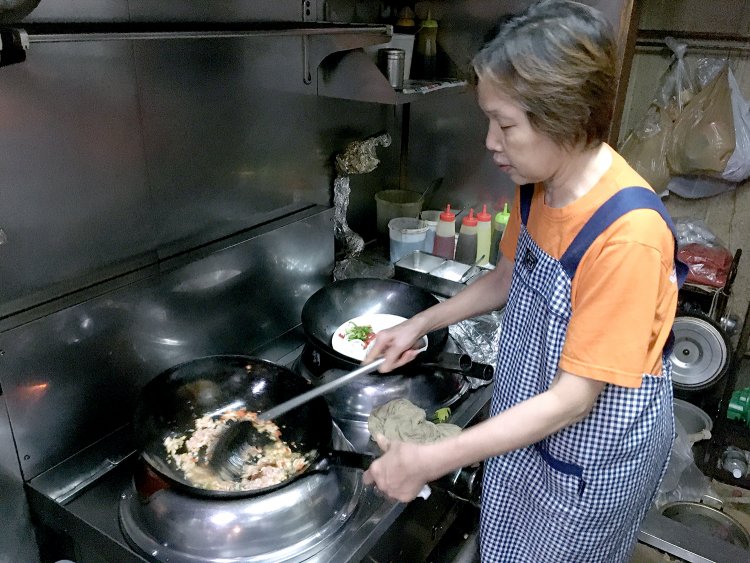 調理をするのは現地の味を知り尽くしたタイ人のスタッフだ。手早く具材を炒め、調味料を加える姿はまさに神業。