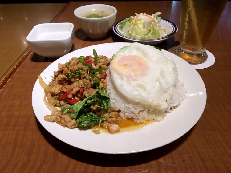 タイ風鶏肉のバジル炒めセット979円。ランチセットにはスープ、サラダ、デザート、ソフトドリンクがつく。