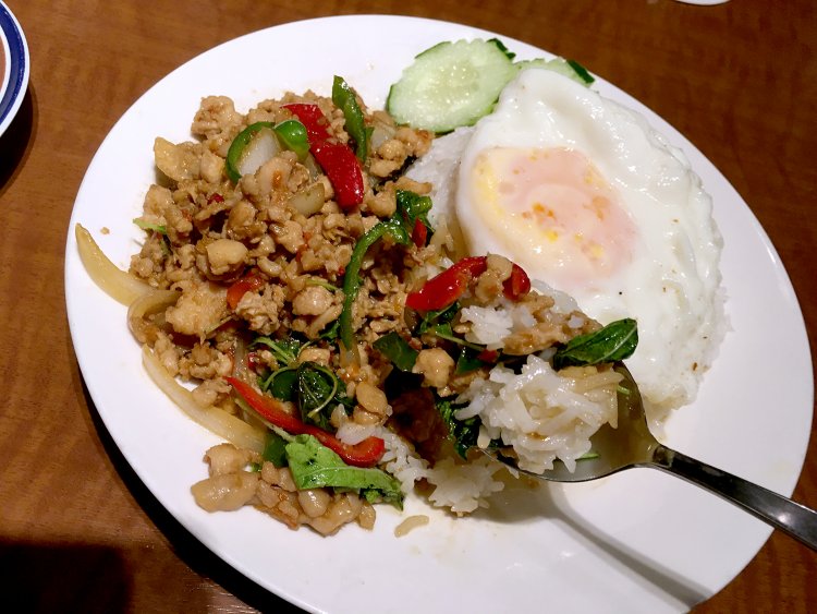 バジルとレッドピーマンの色あいもあざやかだ。