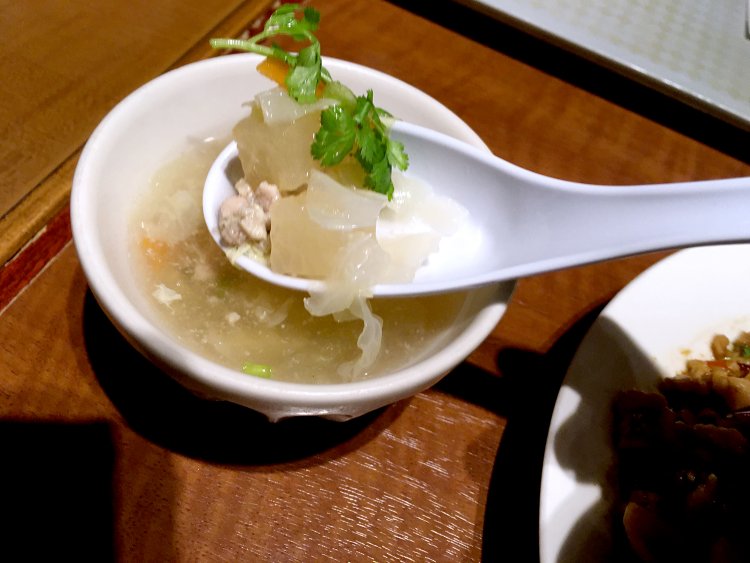 スープはコンソメスープとトムヤムスープから選べる。今回はコンソメを選んだ。