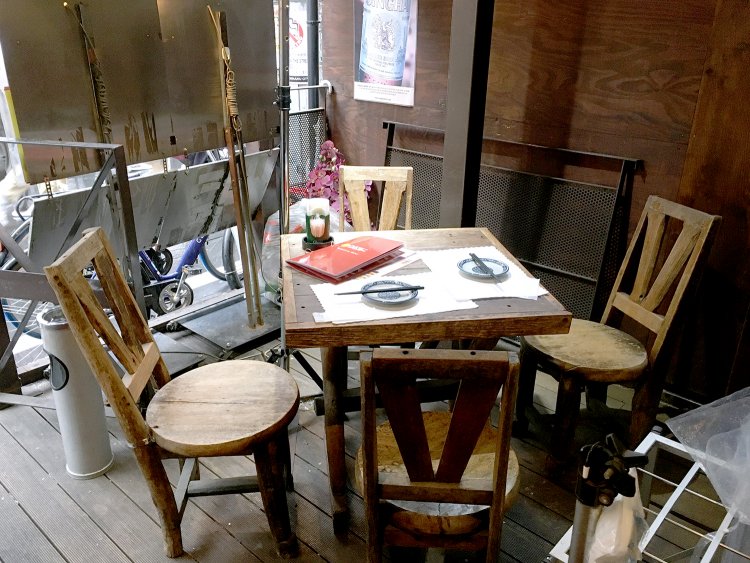 入り口のテラス席には4人掛けテーブルが2つ。屋根があるので雨の日でもオッケーだ。