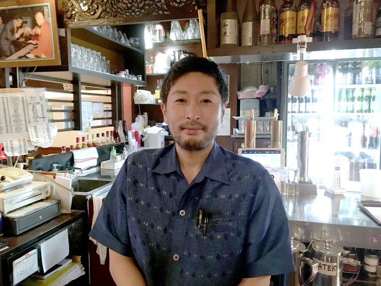 タイとタイ料理に魅せられた店長の平山良明さん。年に何回もタイに行って本場の味を研究している。