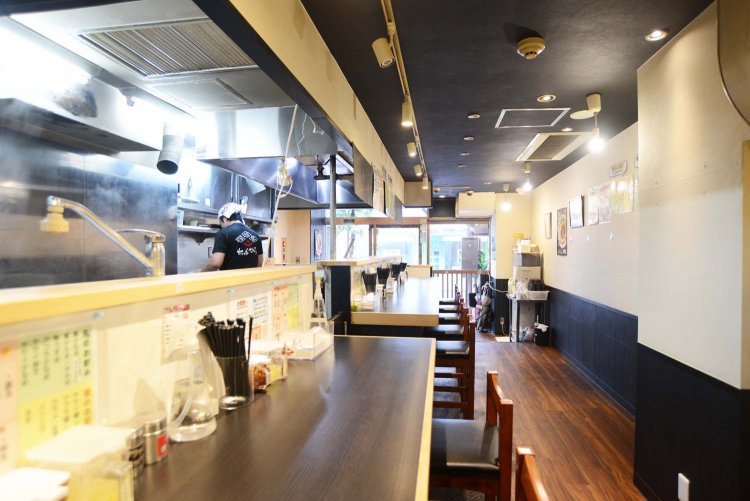 幅広のL字カウンター席と奥にテーブル席もある。