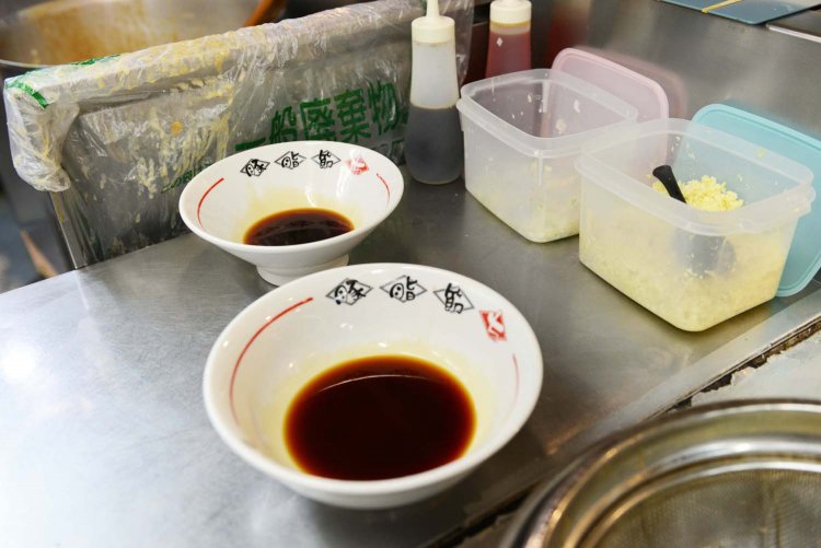 手前がレギュラーサイズの丼、奥がミニサイズの丼。麺の量は100gの差がある。