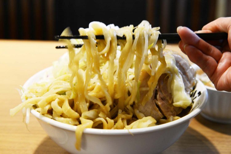 ヤサイの中からグググッと麺を持ち上げる。