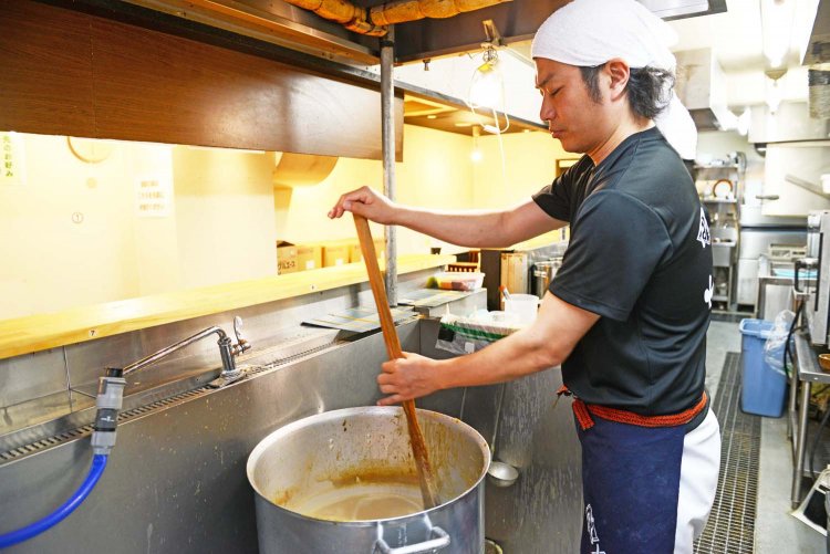 本店の工房で作ったスープを、店では温め直しながら状態を微調整している。