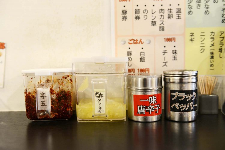 ボリュームがあるので、味変を試みながら食べ進めるといい。