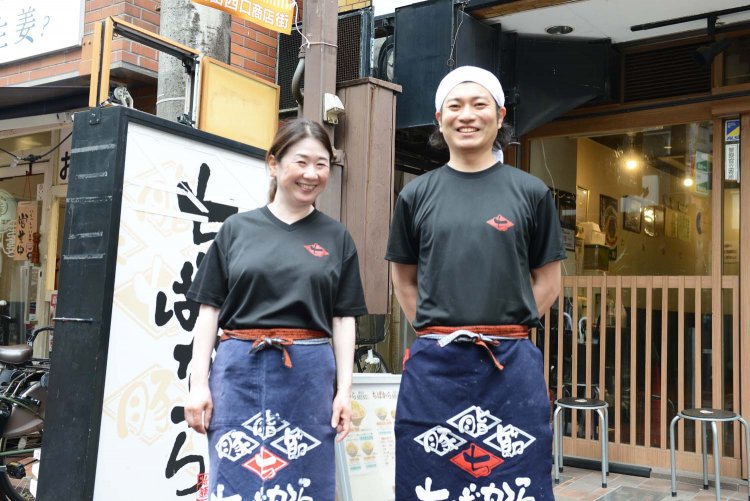 女将の長谷川利恵さんとともに大将の夢を叶えたいと話す鈴木店長。