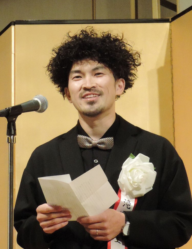 受賞者挨拶をする滝口氏。