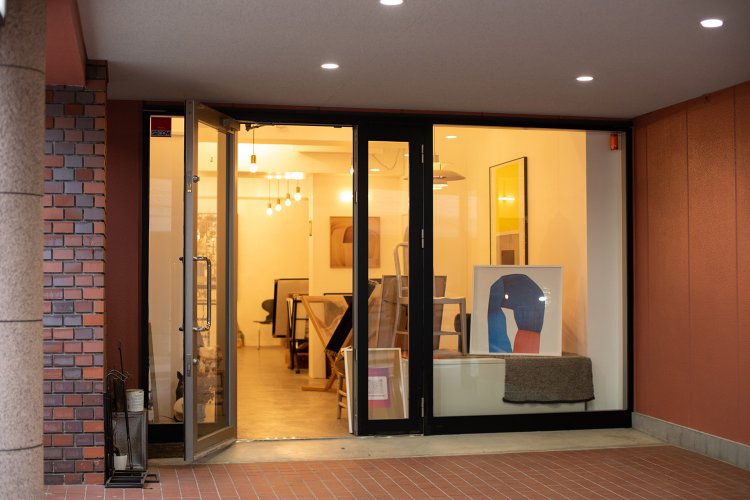 『ナップフォード・ポスター・マーケット』の入口。ガラス越しにギャラリーのような雰囲気の店内が見える。