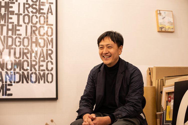 ギタリストでデザイナー、アートディレクターでもある井上慶太君。