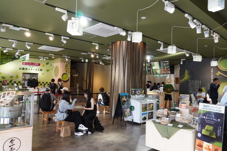 店内にはイスも設けられ、イートインも可能。