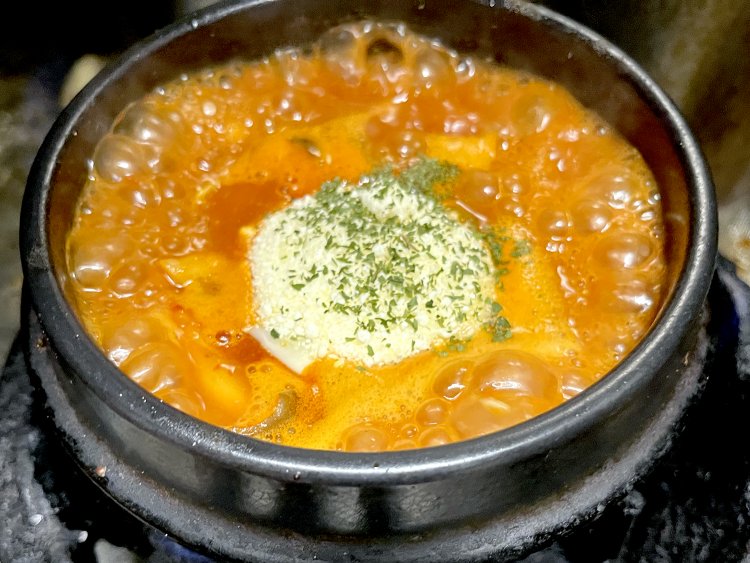 土鍋でグツグツと煮立てられたトマトたっぷりのスープはまるで地獄のよう。