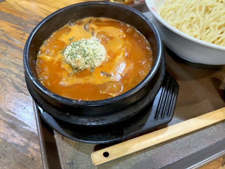 テーブルに提供された後もスープがしばらくグツグツと沸いていた。