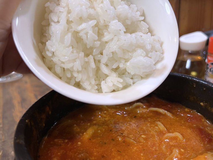 ライスは一般的なご飯茶碗に1杯分ある。麺を食べ終えたらスープへドボン。