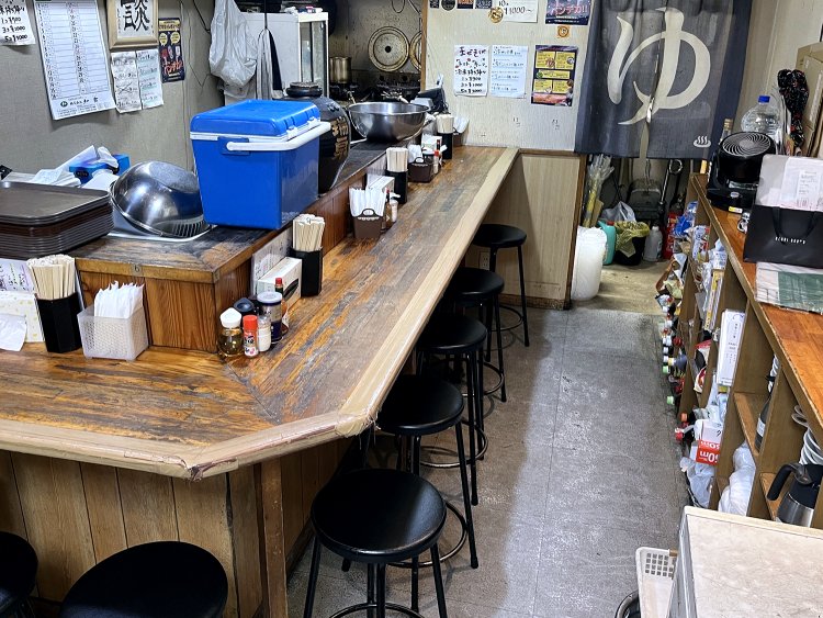 立ち飲み屋をリメイクしてゆっくり座れるようにした店内。