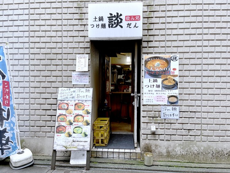 雑居ビルの前にのぼりやポップがあるのですぐわかる。