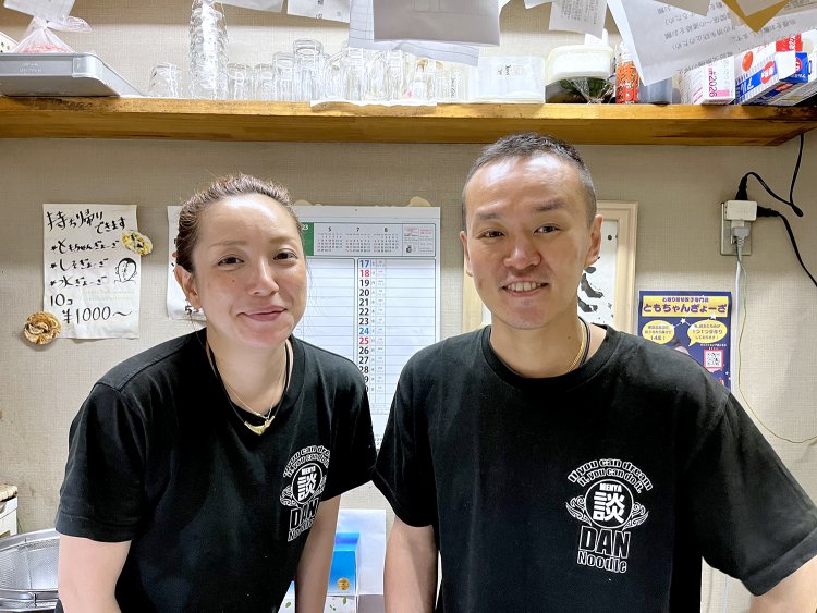 店主の成典享さんと、一緒にお店を盛り立てる奥さまの友美さん。