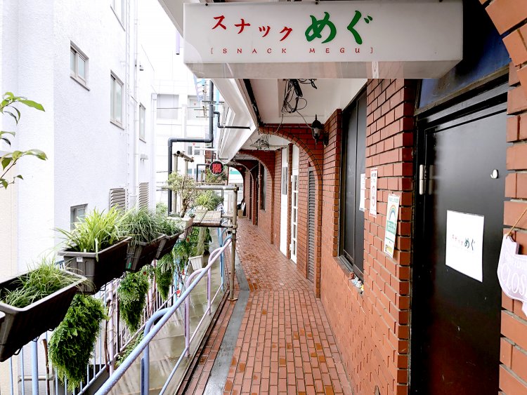 飲み屋さんが多いビルのため、昼間は閑散としている。