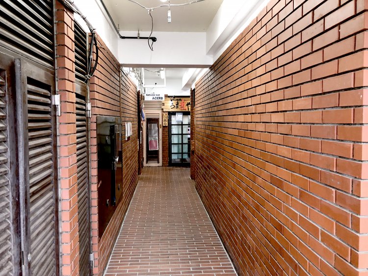 ビル中の路地奥にようやく『うま煮や』発見！