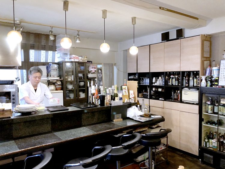 黙々と仕込みを続ける店主の佐藤さん。