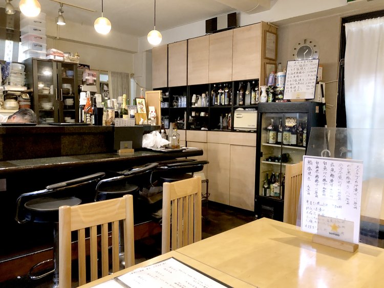 店内はちょっとスナック風。常連の皆さんはカウンターがお気に入り。