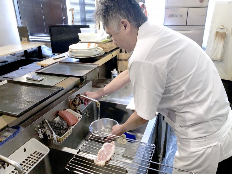 西京みそに漬けられていた肉を取り出しつつ立ち話。