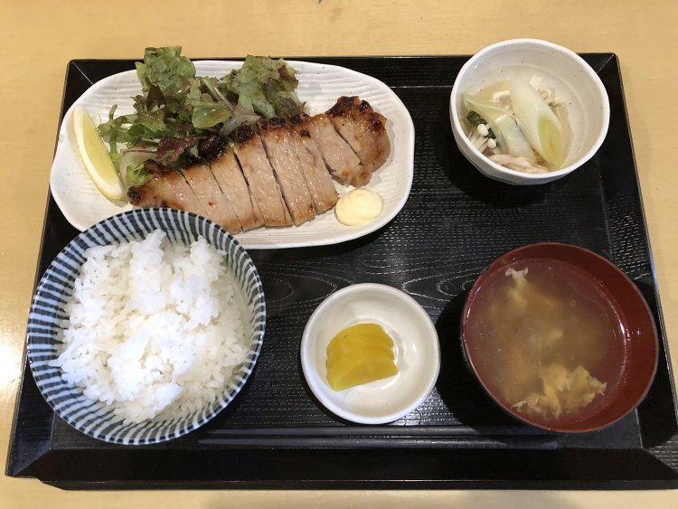 豚ロース西京焼き定食700円。メインのおかずのほかに、小鉢とお汁ものが付く。ご飯はおかわり自由。