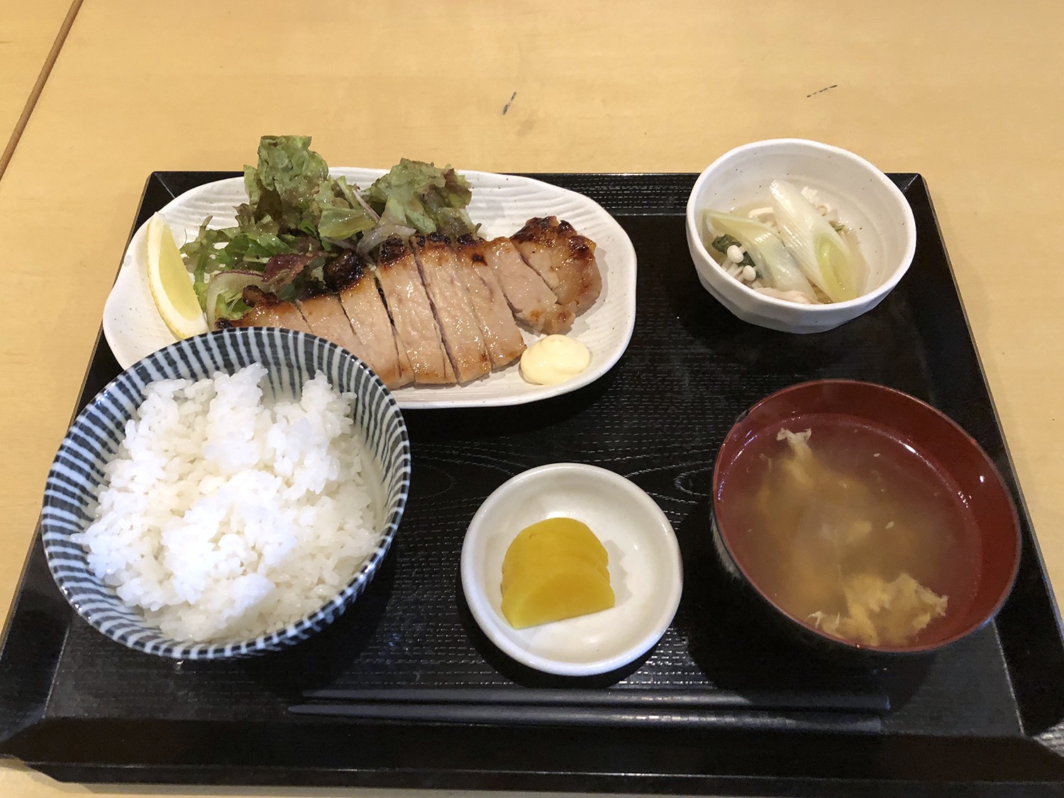 豚ロース西京焼き定食700円。小鉢と味噌汁が付く。ご飯はおかわり自由。