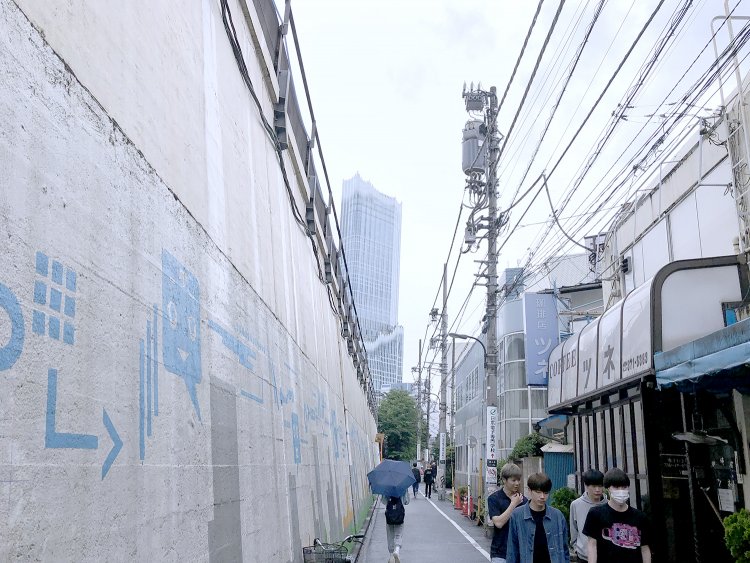 線路の高架に突き当たる道はすべて斜め。これが大久保のちょっと不思議な風景を作り出している。