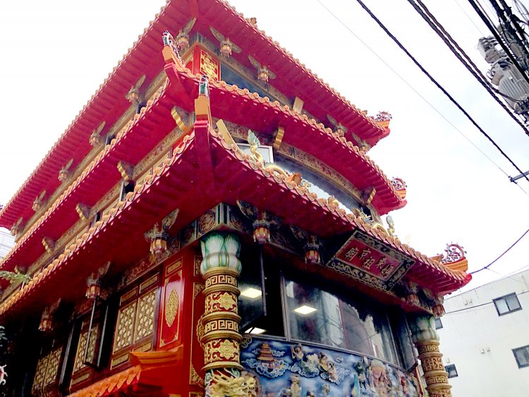 大久保駅前にそびえ立つ東京媽祖廟の偉容。