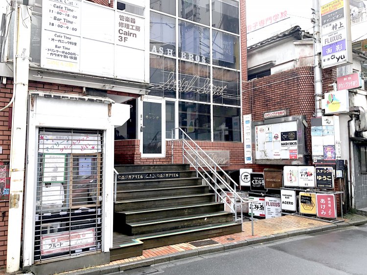 『うま煮や』はこの雑居ビルの中にあり！