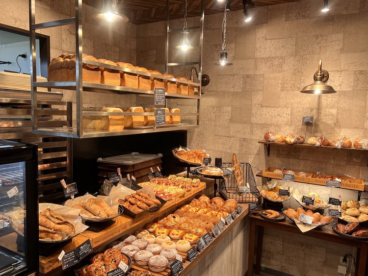 ここに住みたい！！と思ってしまうほど、雰囲気のある素敵な店内。ぎっしりと並ぶパンの種類も圧巻。
