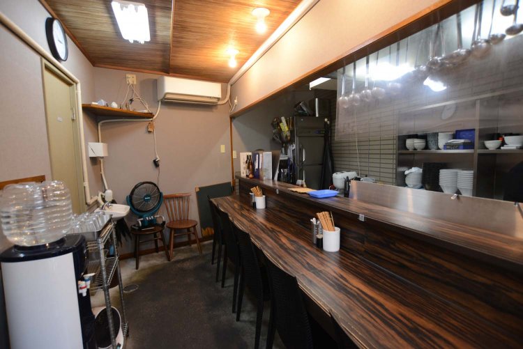 カウンターのみだが、席の間隔が広く、ゆっくり味わえる。